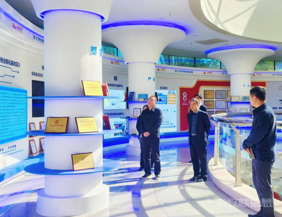 辽阳市委网信办副主任刘庆祥莅临恒峰G22集团调研指导